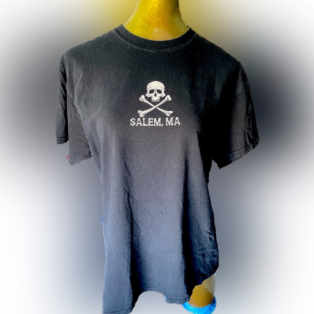 Salem Massachusetts Pirate for Hire t-shirt in excellent condition.